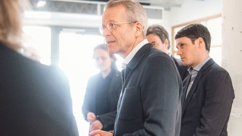 Der Inhaber von Gmund Papier, Florian Kohler, führt die Mitglieder des Arbeitskreises Wirtschaft durch die verschiedenen Produktionsbereiche der Firma. (Foto: CSU-Fraktion)