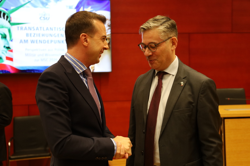 Dialog im Fokus. Hier im Bild der Generalkonsul der Republik Ungarn, G&aacute;bor Tordai-Lejk&oacute; (li.). Foto: CSU-Fraktion