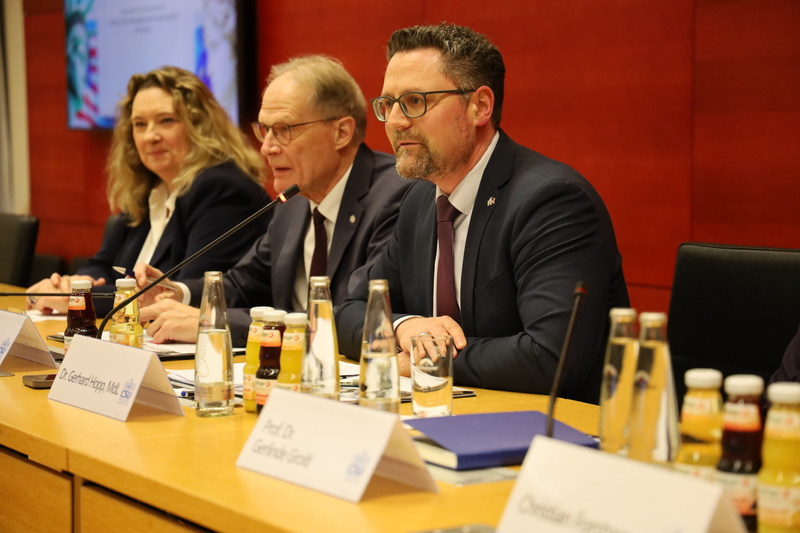 Der europapolitische Sprecher Dr. Gerhard Hopp f&uuml;hrte durch die Veranstaltung und betonte: �Europa muss sicherheitspolitisch erwachsen werden. Die strategische Neuausrichtung der USA, irritierende Vorst&ouml;&szlig;e etwa in Richtung Gr&ouml;nland und Unsicherheiten bei der Unterst&uuml;tzung der Ukraine machen deutlich: Die internationale Ordnung ver&auml;ndert sich grundlegend. Dabei ist die sicherheitspolitische Verl&auml;sslichkeit der USA f&uuml;r Europa kein Automatismus mehr. Dennoch bleibt das transatlantische B&uuml;ndnis die tragende S&auml;ule unserer Sicherheitsarchitektur." Foto: CSU-Fraktion