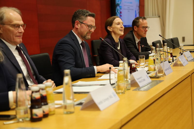 Prof. Dr. Gerlinde Groitl, Professorin f&uuml;r Internationale Politik an der Universit&auml;t Regensburg und Leiterin des ISS, Instituts f&uuml;r Sicherheit und Strategie in M&uuml;nchen erkl&auml;rte: �Wir m&uuml;ssen die Dinge, die jetzt passieren als Auftrag f&uuml;r eine bessere Politik sehen. Unsere Kerninteressen sind nicht so weit auseinander, aber wir m&uuml;ssen eine europ&auml;ische Eigenst&auml;ndigkeit organisieren. Dazu braucht es auch mehr positiven Nationalismus." Foto: CSU-Fraktion