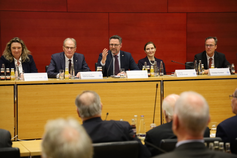 Ein hochkar&auml;tiges Expertenpanel diskutierte mit den G&auml;sten. Foto: CSU-Fraktion