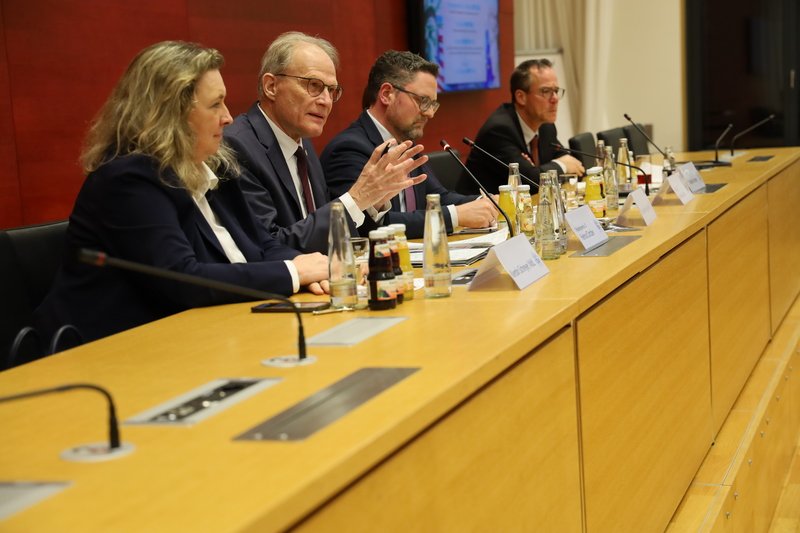 Brigadegeneral a. D. Helmut Dotzler, der verschiedene strategische F&uuml;hrungspositionen in der Bundeswehr und der NATO inne hatte, machte deutlich: �Wir m&uuml;ssen enger zusammentreten und uns auch selbst dabei zur&uuml;cknehmen um ein starkes Europa als Signal nach Amerika zu senden. Was das Milit&auml;rische betrifft, sind wir inzwischen deutlich besser aufgestellt." Foto: CSU-Fraktion
